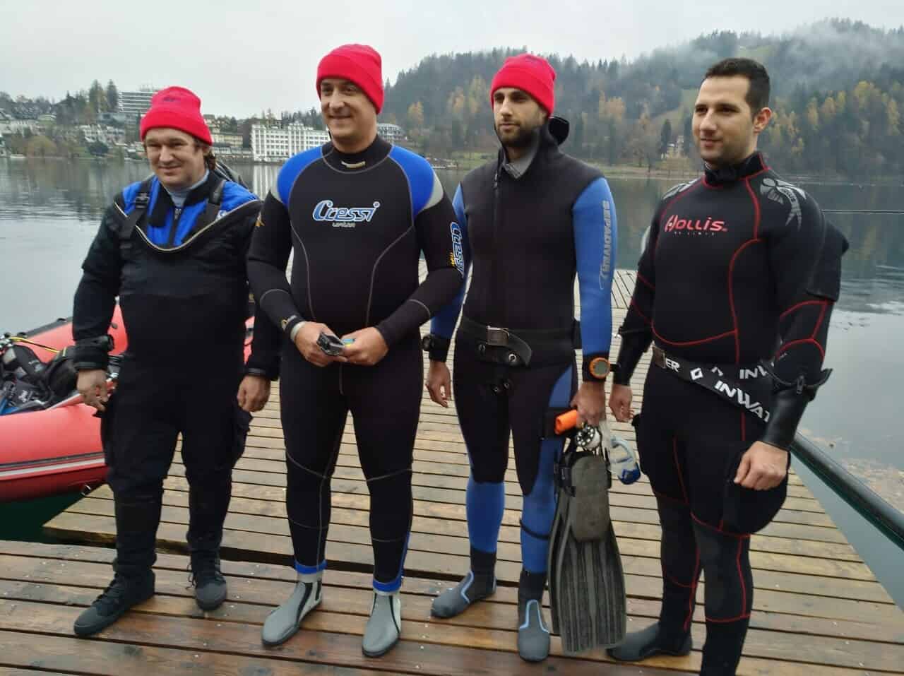 Dno Blejskega jezera že čuti posledice navala turistov